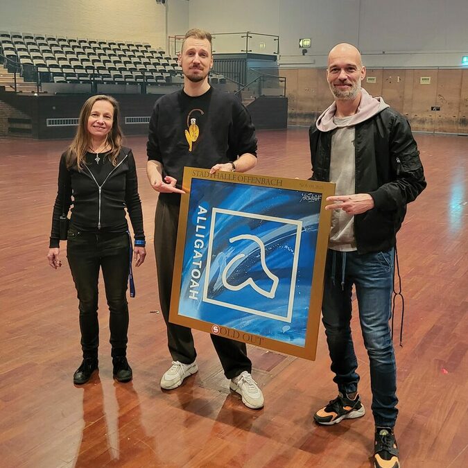 Der Rapper Alligatoah (Bildmitte) nahm den Sold Out Award von Doro Weikert, Veranstaltungsleiterin der Stadthalle Offenbach, und Marcus Dörr von der Agentur artmos4 entgegen.
