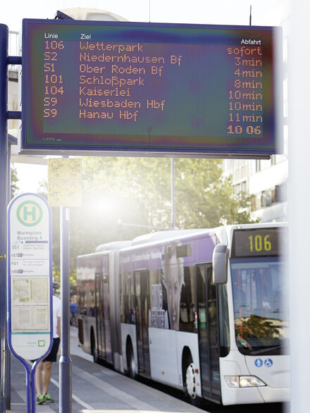 DFI-Anzeiger an der Bushaltestelle Marktplatz