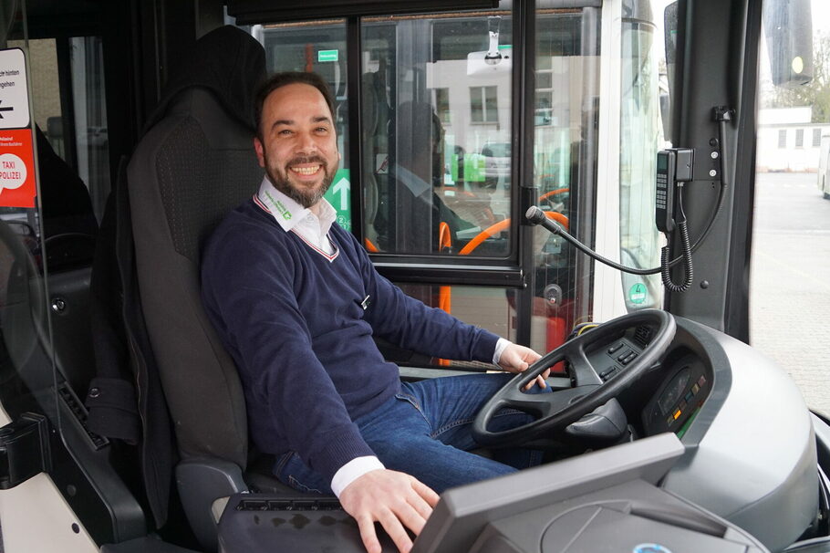 Panagiotis Dakoukis in einem Bus