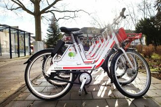 Fünf Leihfahrräder stehen an der neuen Call a Bike-Station am Ostendplatz in Bieber.
