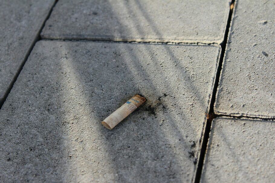 Zigarettenkippe auf dem Gehweg