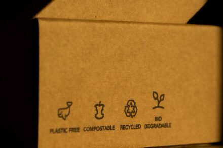 Karton mit der Aufschrift "plastikfrei", "kompostierbar", "recyceld", "biodegradable"