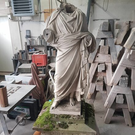 Kaputte Christus-Statue in der Werkstatt