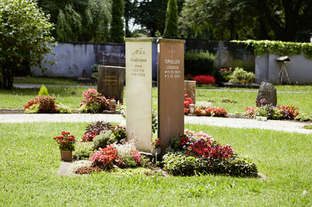 Gärtnergepflegte Grabanlage auf dem Friedhof in Bieber.