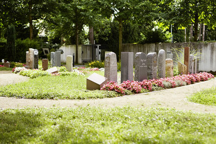 Gärtnerbetreute Grabanlage auf dem Friedhof in Bürgel.