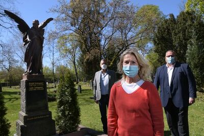 Grabpatin Silvia Mantz neben der Engel-Statue