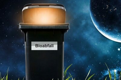 Key Visual der Kampagne: Eine leuchtende Biotonne vor einem dunkelblauen Nachthimmel.