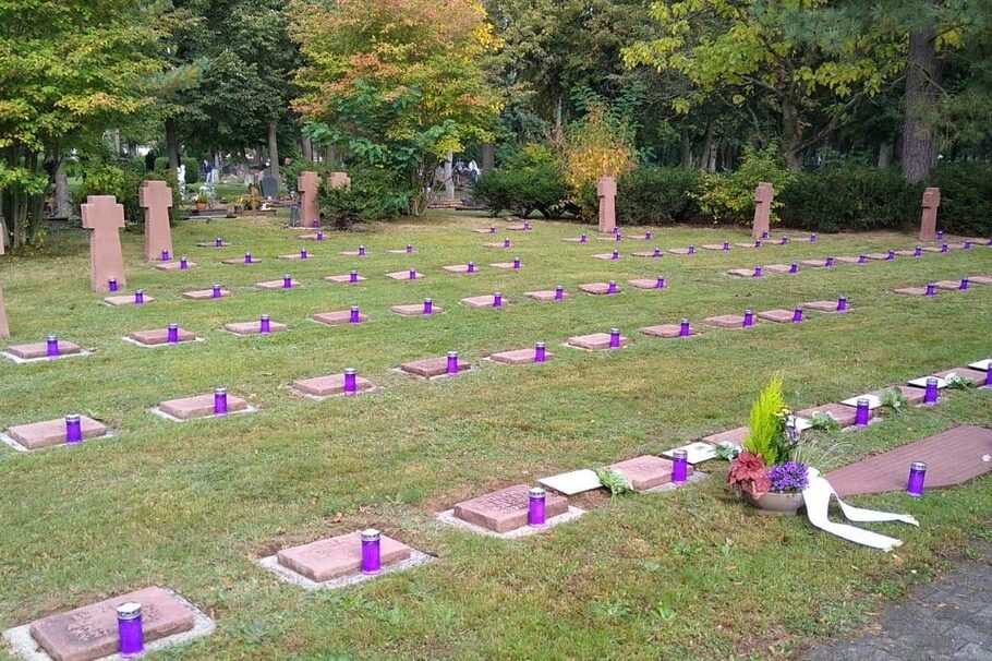 Lila Kerzen schmücken das Gräberfeld auf dem Neuen Friedhof.