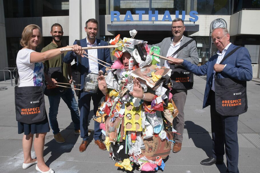 Die Verantwortlichen der Kampagne stehen mit "Mülli" vor dem Rathaus