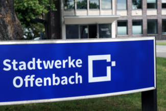 Einfahrt zum Stadtwerke-Gelände in der Senefelderstraße mit Stadtwerke-Logo