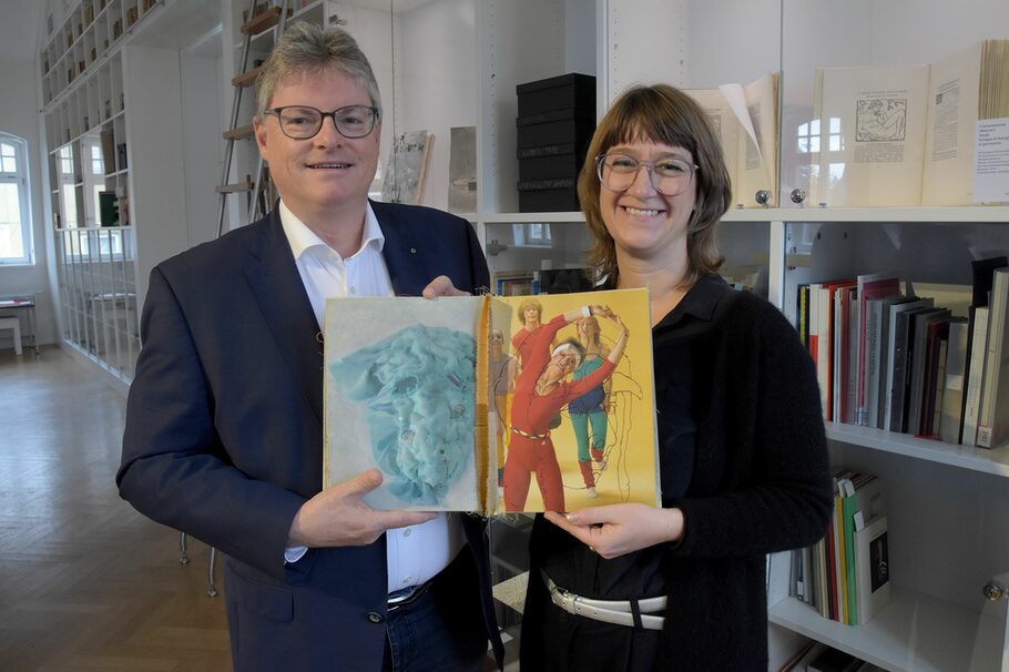 Stadtwerke-Geschäftsführer Peter Walther übergab das Künstlerbuch „Enorm in Form“ an die Leiterin des Klingspor Museums, Dr. Dorothee Ader.