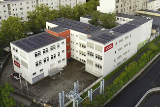 Luftaufnahme eines Gebäudes der GBO mit Photovoltaik-Anlage auf dem Dach