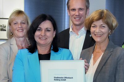 UFF-Auszeichnung: Oberbürgermeister Schwenke mit Vertreterinnen der Stadtwerke