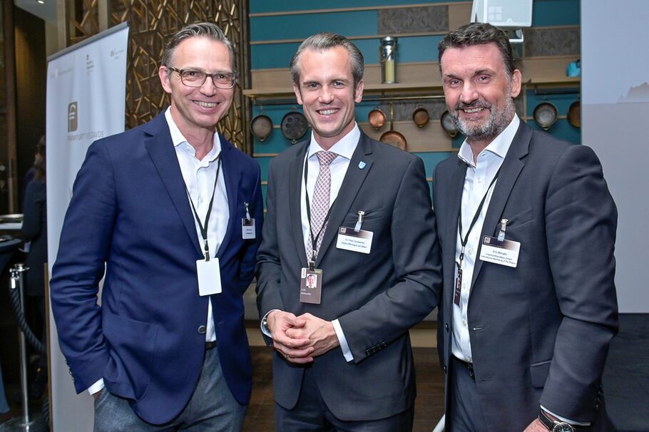 Oberbürgermeister Dr. Felix Schwenke mit zwei anderen Teilnehmern.