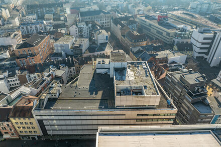 Drohnenflug, Blick auf das Dach des Gebäudes