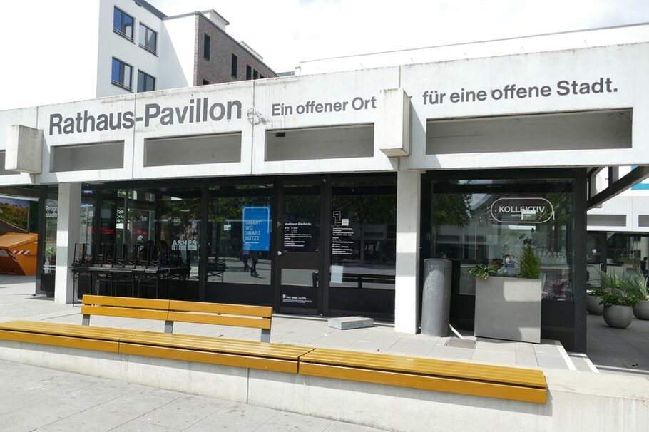 Blick auf den Pavillon mit Schriftzug "Ein offener Raum für eine offene Stadt"
