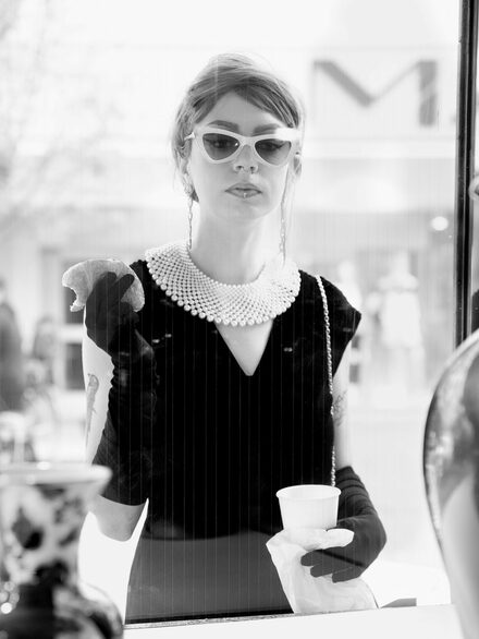 Frühstück bei Tiffanys in Offenbach: Eine junge Frau mit Schmuck und schwarzer Sonnenbrille