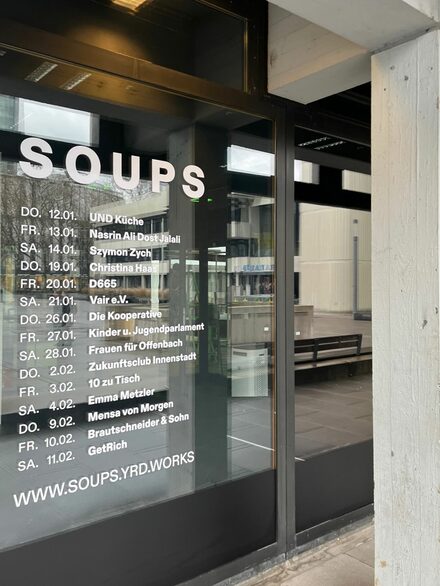 Pavillon Außenansicht mit Schriftzug Soups
