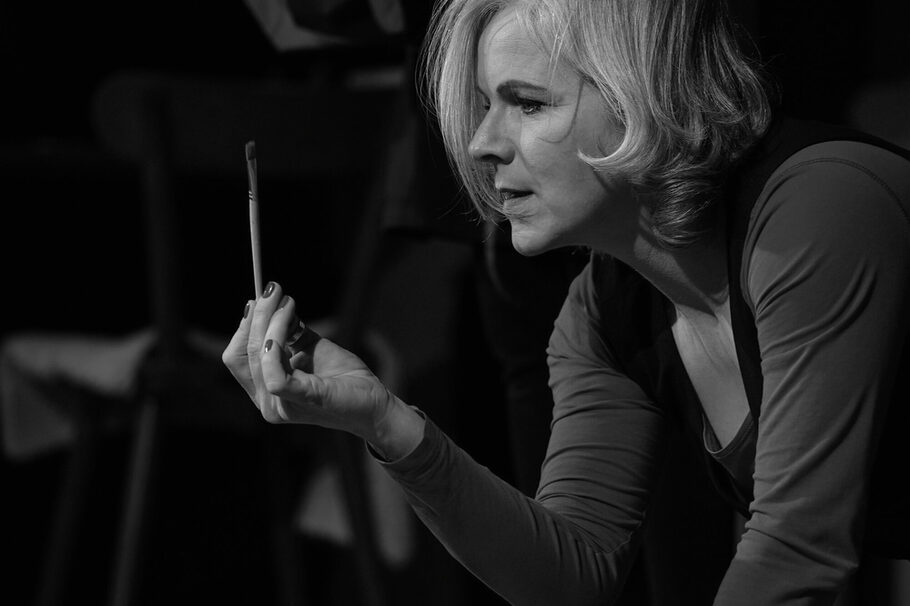 schwarz-weiß Bild einer Frau mit einem Pinsel in der Hand