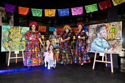 Frauen Tragen das Kostüm der mexikanischen Catrinas.