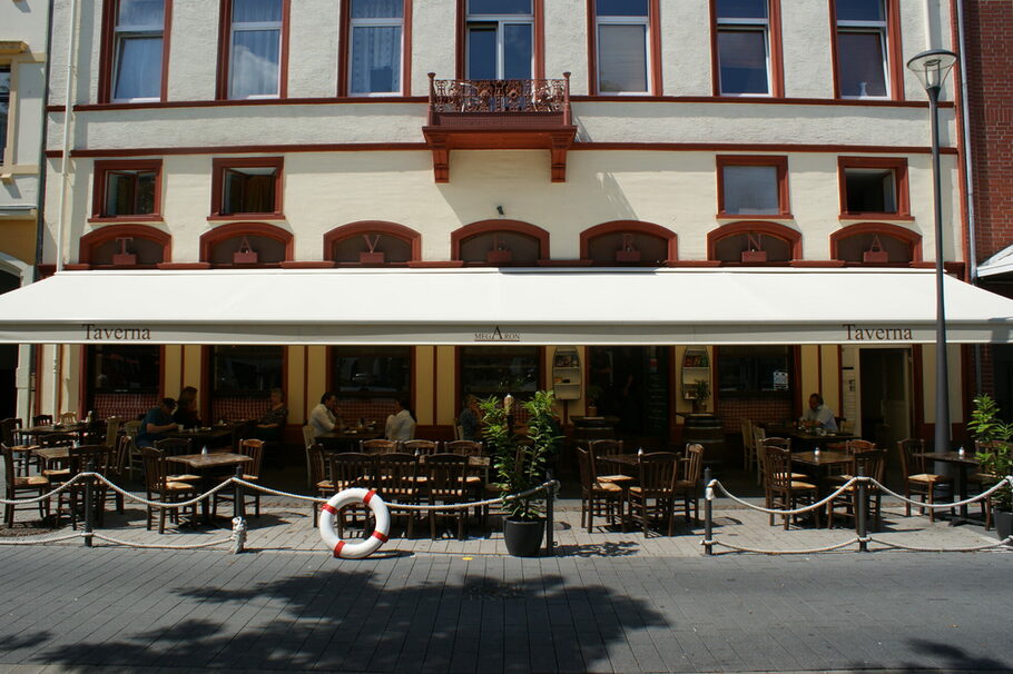 Essen auf dem Sonnendeck: der Außenbereich des Restaurants