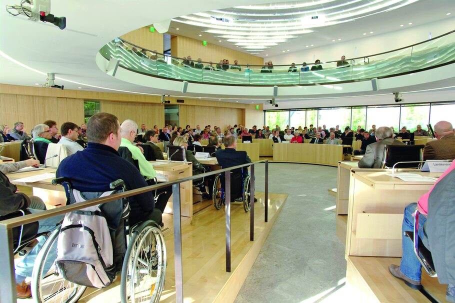 Rollstuhlfahrer im Sitzungssaal des Hessischen Landtags