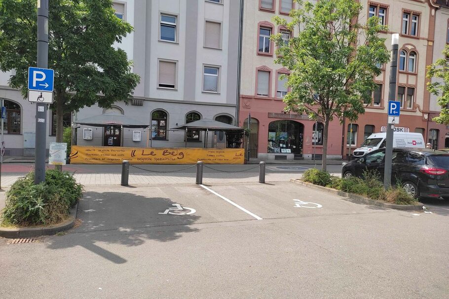 Zwei Behindertenparkplätze am Wilhelmsplatz
