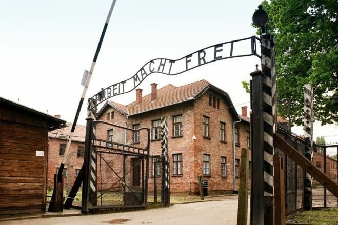 Das Eingangstor zum KZ Auschwitz