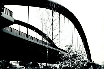 Schwarz-weiß Aufnahme der Brücke