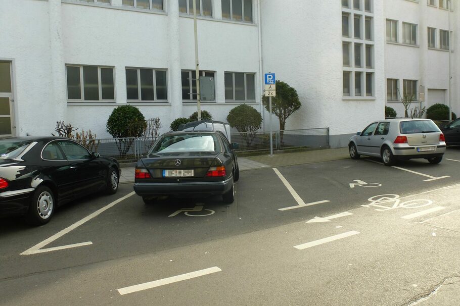 Behindertenparkplätze Bettinastraße / Ecke Kaiserstraße 110