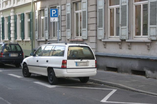 Behindertenparkplatz Bettinastraße 23