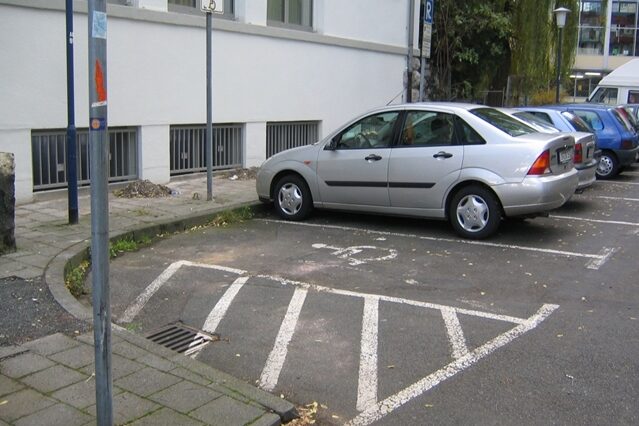 Behindertenparkplatz Ludo-Mayer-Straße / Ecke Kirchgasse