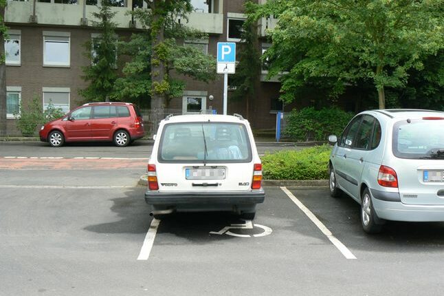 Behindertenparkplatz Oswald-von-Nell-Breuning-Straße