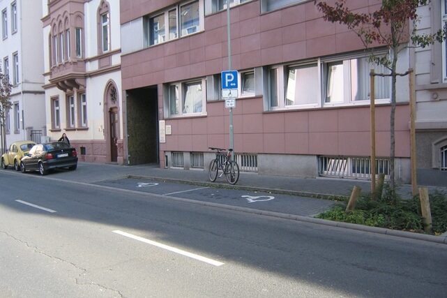 Behindertenparkplätze Rathenaustraße 21