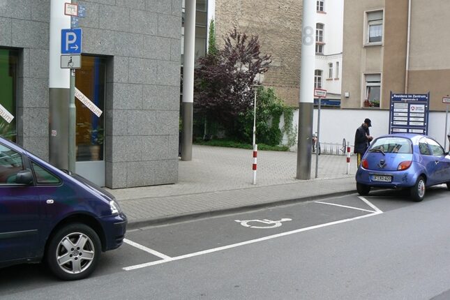 Behindertenparkplatz Ziegelstraße 8