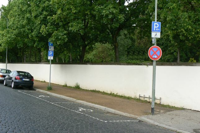 Behindertenparkplätze Hebestraße (Eingang Friedhof)