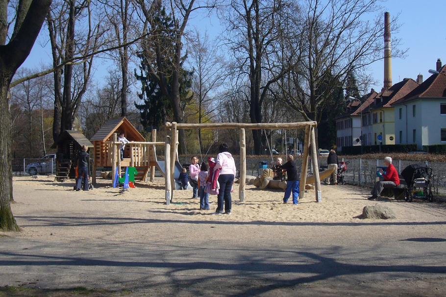 Kinder auf dem Spielplatz