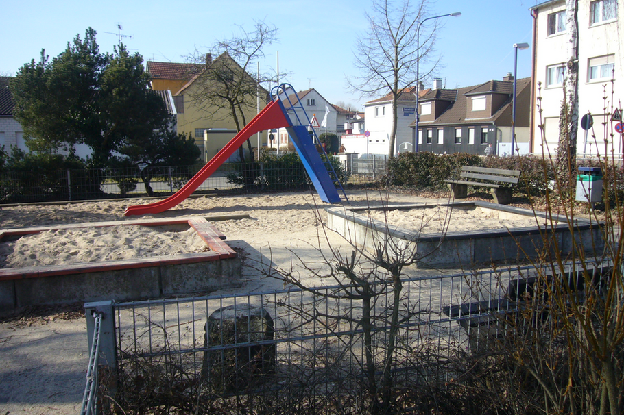 Rutsche und Sandkasten auf dem Spielplatz Dietesheimer Straße