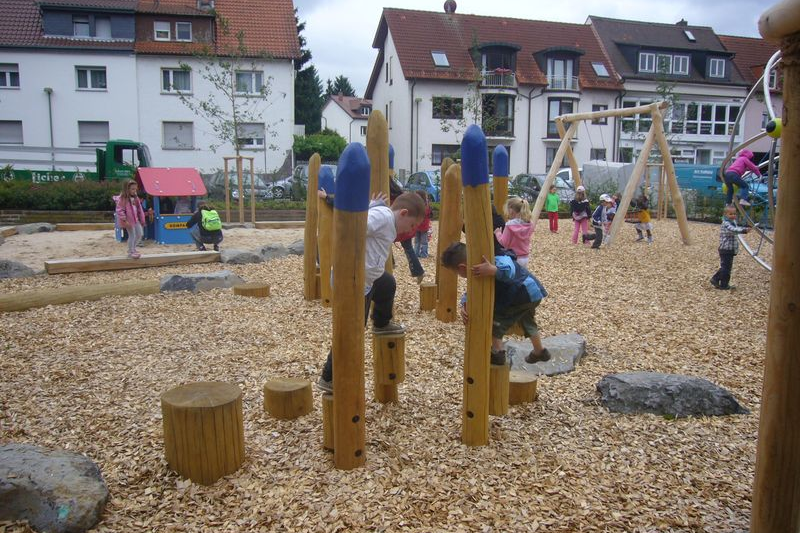 Spielplatz mit Holzpfählen zum Klettern.