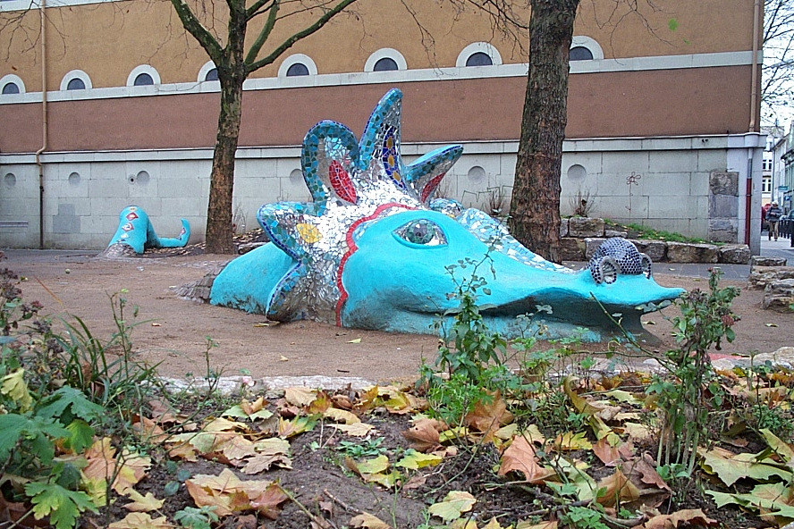 Blaue Skulptur eines Drachen