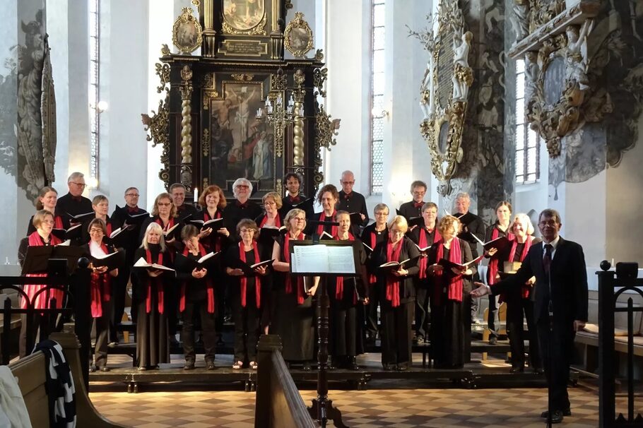 Ein Chor singt in einer Kirche.