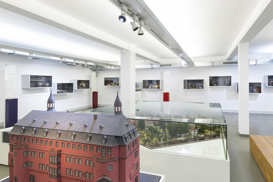 Dauerausstellung des Museums mit dem Modell des Isenburger Schloß im Vordergrund